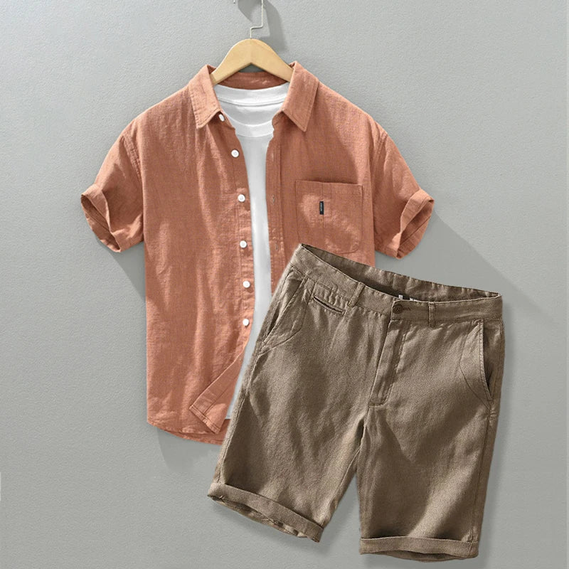 Completo estivo casual traspirante con pantaloncini e camicia a maniche corte per uomo