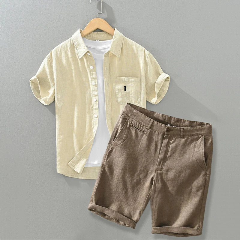 Completo estivo casual traspirante con pantaloncini e camicia a maniche corte per uomo